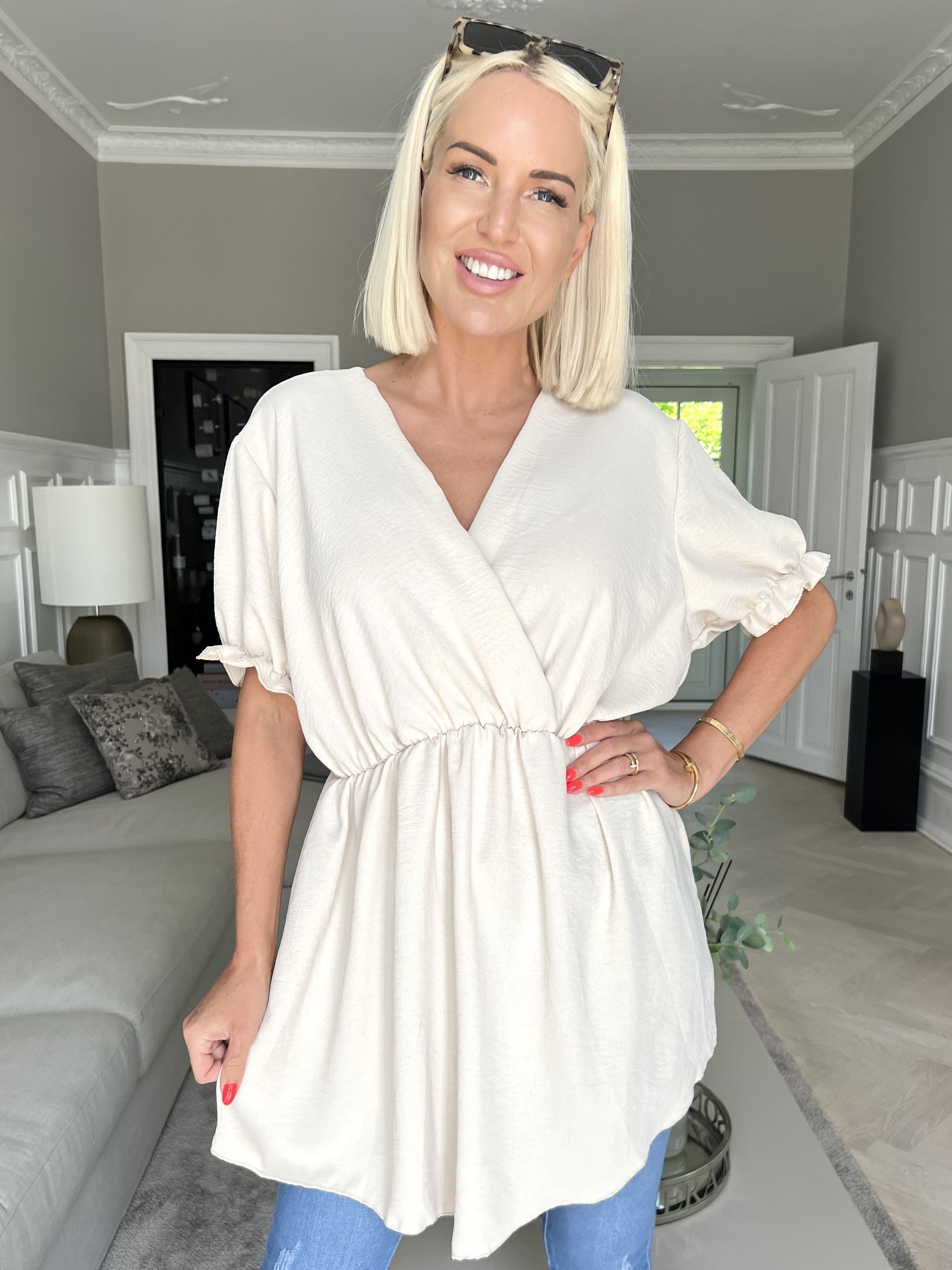 Yda Plain Short Sleeve - Söt blus med resår i midjan